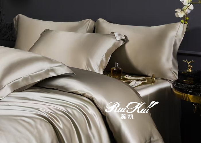 我们的“蕊凯”品牌，是浙江省丝绸行业优秀品牌。 公司按照ISO9001标准建立质量控制体系，提高市场竞争力。 